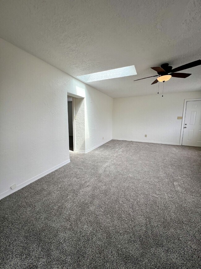 Building Photo - 2 bedroom / 1 bath close to KAFB and I-25 Move-in Special!