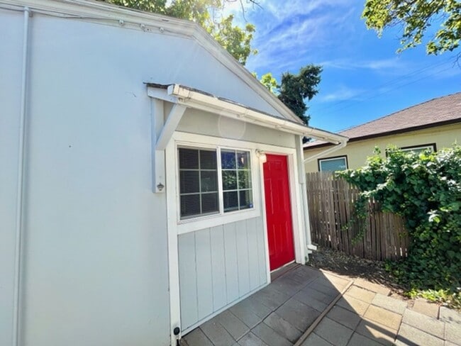 Building Photo - **RESERVE FOR SUMMER 2026** Charming home ...