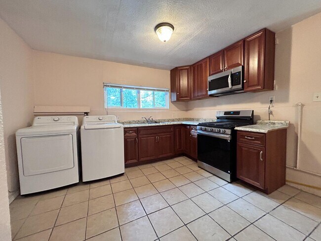 Building Photo - 767 Woodland Rd