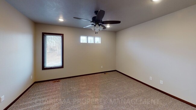 Building Photo - 3 BD, 2.5 BA TOWNHOME, DOUBLE ATTACHED GAR...