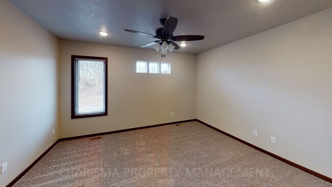 Building Photo - 3 BD, 2.5 BA TOWNHOME, DOUBLE ATTACHED GARAGE, PET FRIENDLY, HARRISBURG