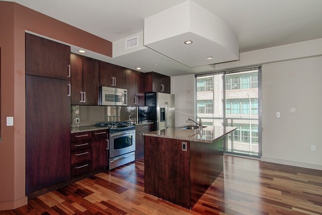 Building Photo - Great 2bd 2ba condo in Downtown/South Lake...