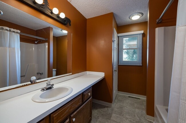 Building Photo - Spacious 5-Bedroom Home with Bonus Room & ...