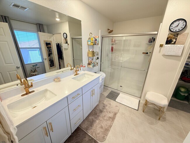 Building Photo - Gated NW community 5Bed