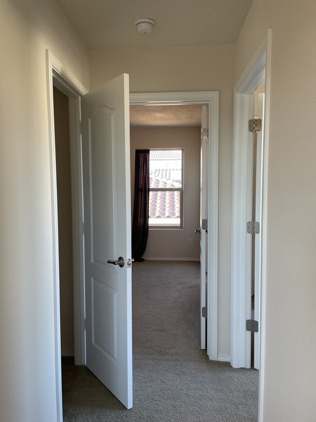 Building Photo - 2230 Vista de Colinas Dr SE