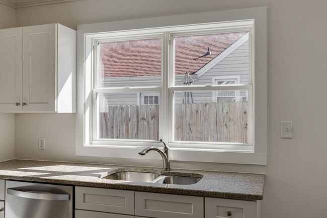 Building Photo - Newly Renovated 3BR/1BTH with Loft for Rent!