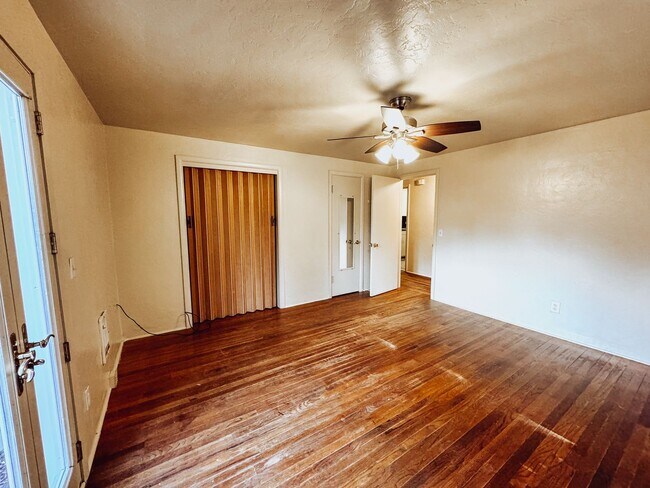 Building Photo - Charming 3 Bedroom in River Road Area!