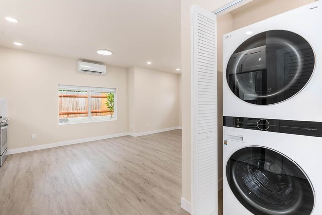 Building Photo - Live in the Heart of North Seattle – 2-Bedroom Home!