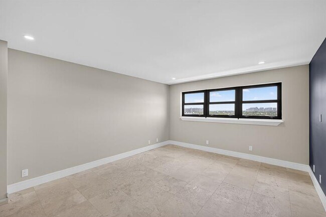 Building Photo - 3200 Port Royale Dr N