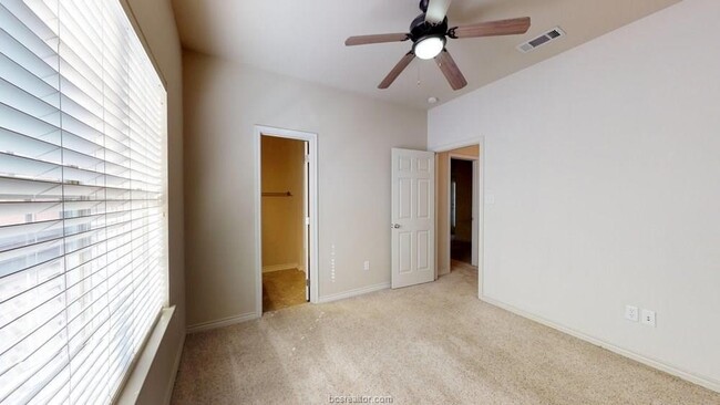 Building Photo - 4 bed 4 bath condo for less than $500 per ...