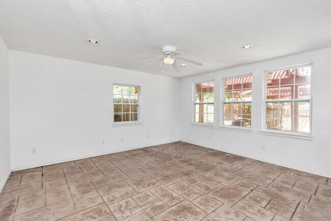 Building Photo - 12418 Mill Ridge Dr