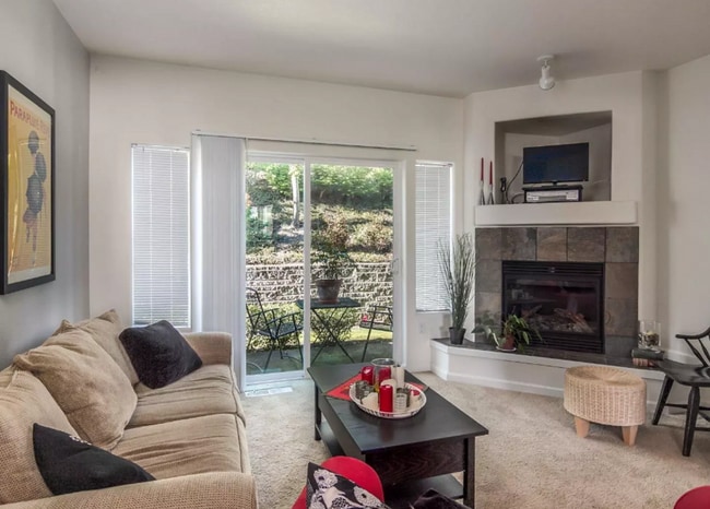 Building Photo - Gorgeous Murrayhill Town Home in a communi...