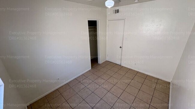 Building Photo - 3 bedroom 1 bathroom house located near E. California Ave/ Mt Vernon Ave