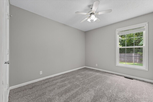 Building Photo - Pet Friendly Three Bedroom!