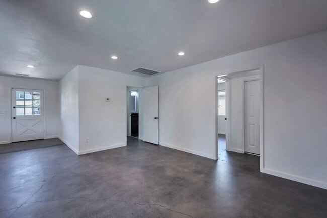 Building Photo - Remodeled 5-Bedroom Tempe Home with Private Pool, Large Yard & Garage Near ASU