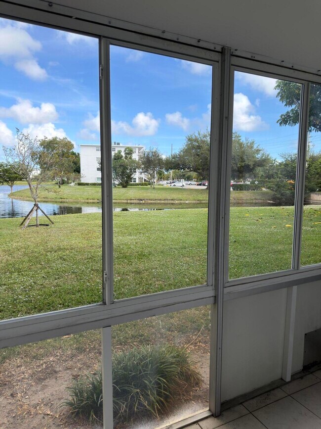 Building Photo - 319 Newport V