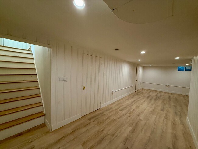 Building Photo - Beautifully remodeled mid-century modern h...