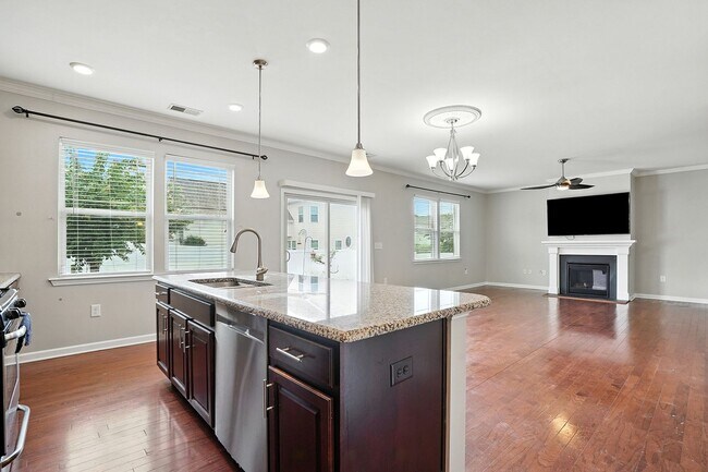 Building Photo - STUNNING HOME IN -POOL-TENNIS COURTS-GYM-PARK