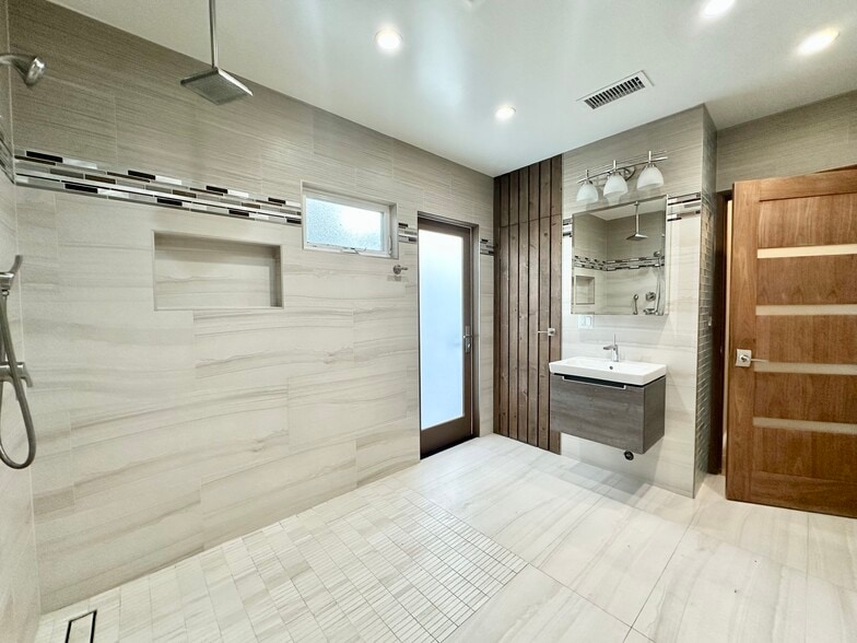 Building Photo - 15 Quarterdeck St