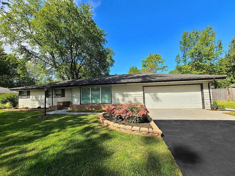 Primary Photo - 11 Jan Ave