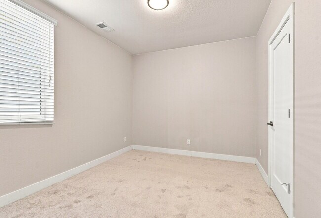 Building Photo - $3,740.95 - 4 bed, 3.5 bath Updated Townhome in Englewood!
