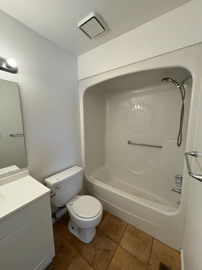 Building Photo - Updated 3 Bedroom 2.5 Bath Townhome