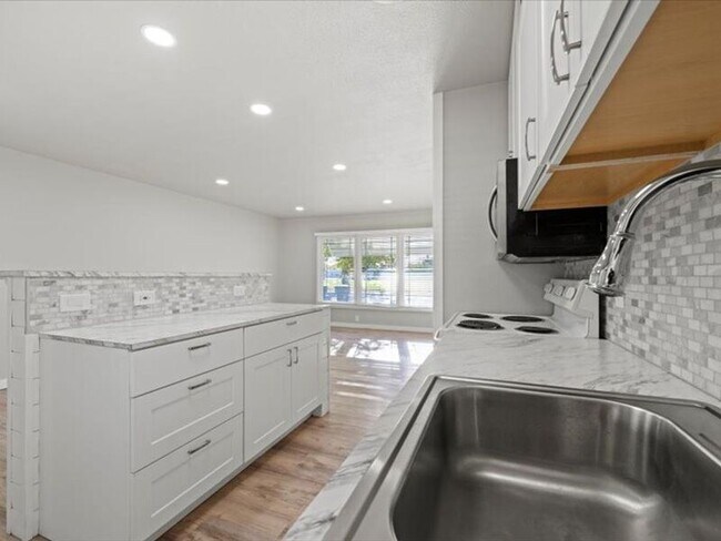 Building Photo - 1006 Van Giesen St