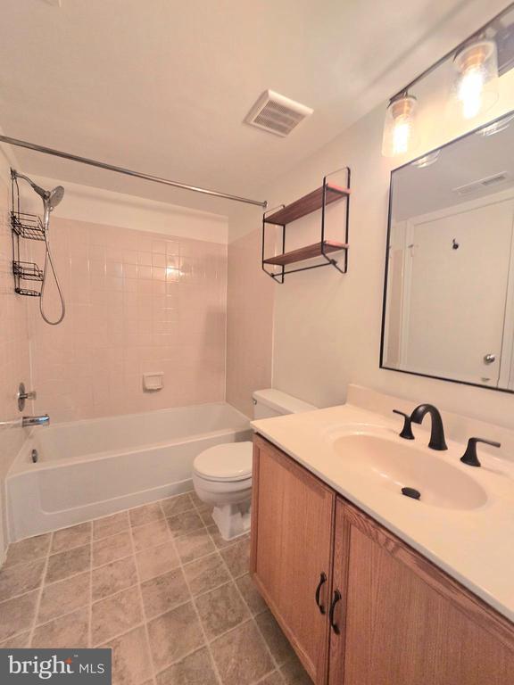 Building Photo - 3431 Lakeside View Dr