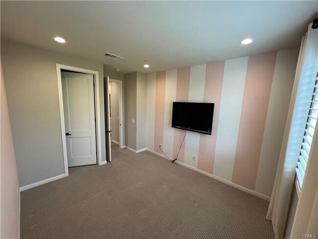 Building Photo - Welcome to this exceptional single-story 4-bedroom, 4-bathroom home!