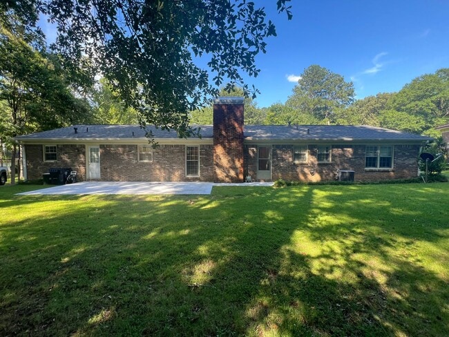 Building Photo - 3 bedroom 2 bathroom single level home in ...