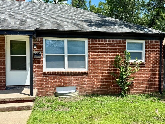 Primary Photo - 2204 S Hydraulic Ave