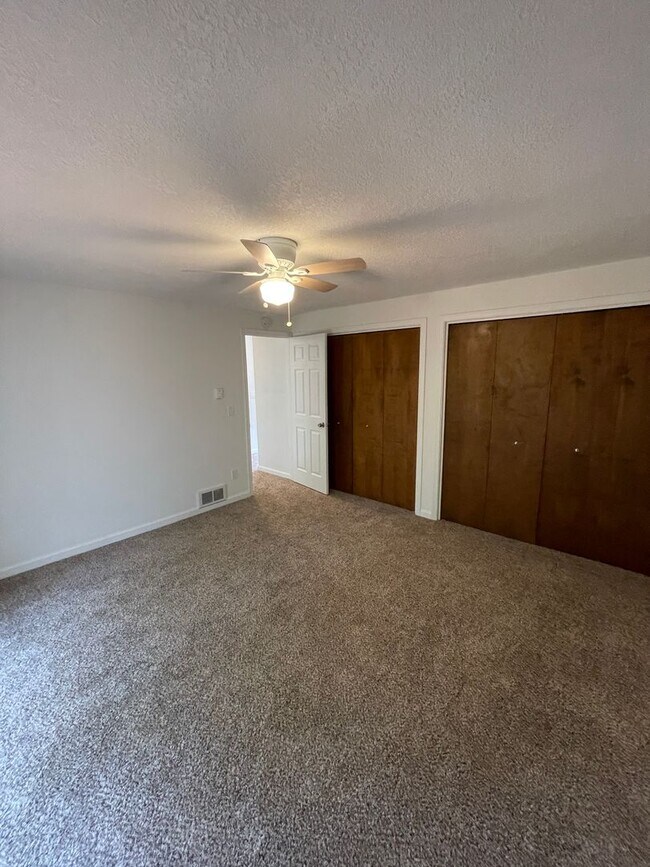 Building Photo - KellyCreek03