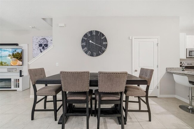 Building Photo - 621 Royal Empress Dr