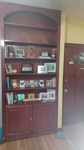 Flex Room Built In Shelving - 8 Buttonwood St