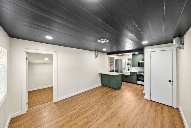 Building Photo - 612 Tanglewood Ln