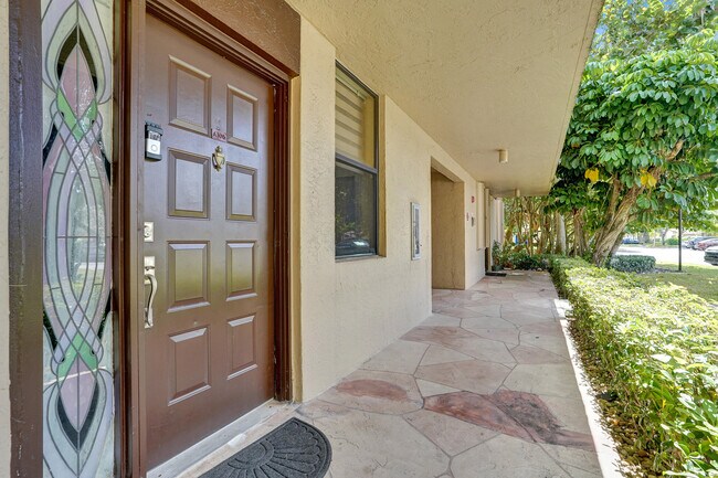Building Photo - 2659 Carambola Cir N