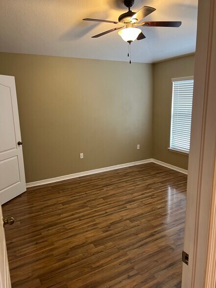 Building Photo - 5723 Kinglethill Dr