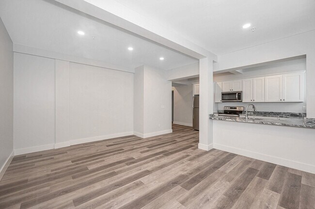 Building Photo - 72 Boisvert St