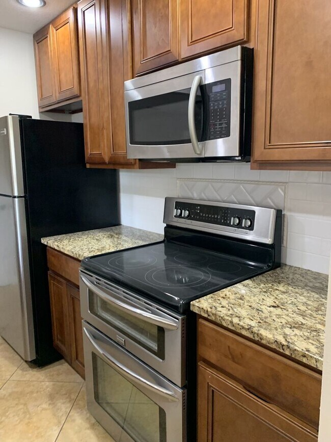 Building Photo - Nice 3/2 in St. Cloud on Oversized Lot w/ Lots of Upgrades