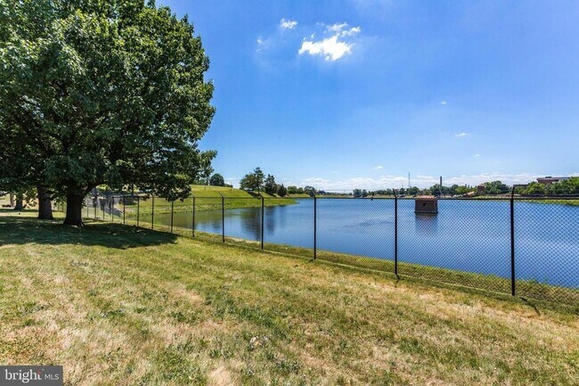 Building Photo - Gorgeous Rowhome Walking Distance to Colum...