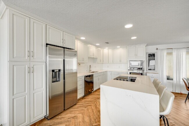 Building Photo - Gorgeous Riverfront 3/2 with dock!!