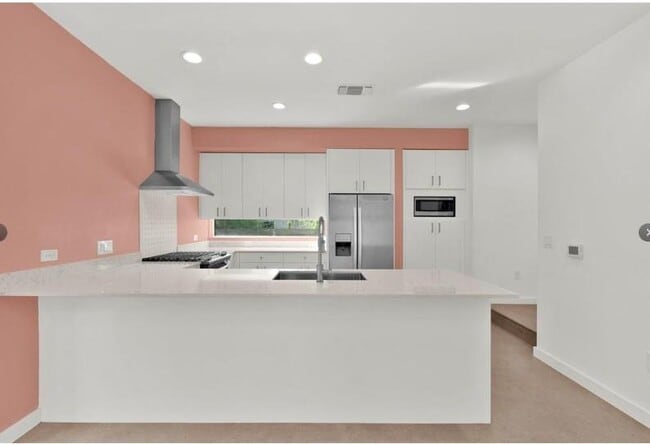 Building Photo - 203 E 46th St