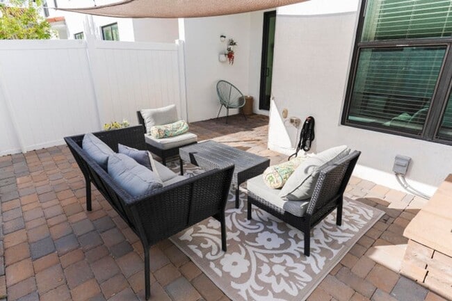 Building Photo - 2025 Sugar Maple Dr