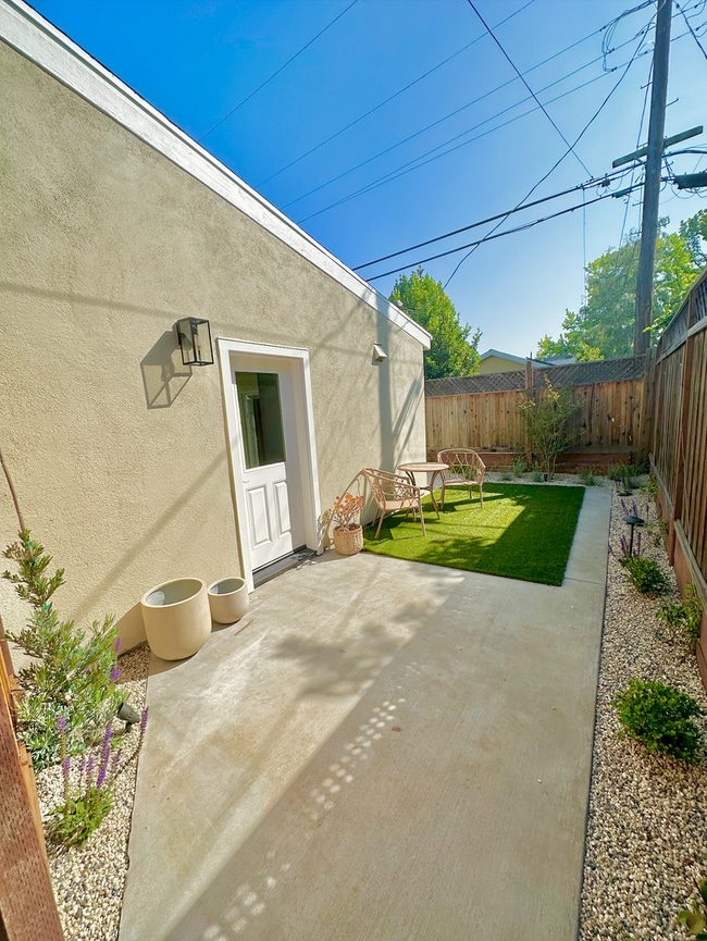 Building Photo - New Willow Glen Dream Back Cottage