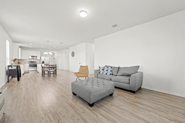 Building Photo - 240 Bedford Falls Ln