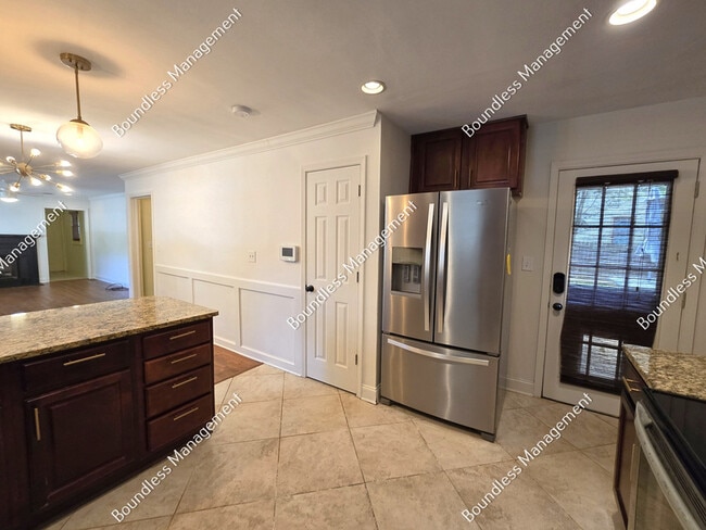 Building Photo - 2533 Sylvan Rd