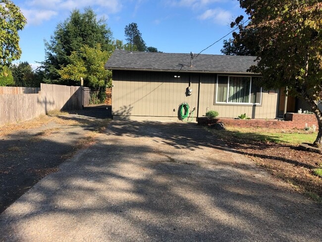 Building Photo - 3 bedroom 2 bathroom house in Thurston!