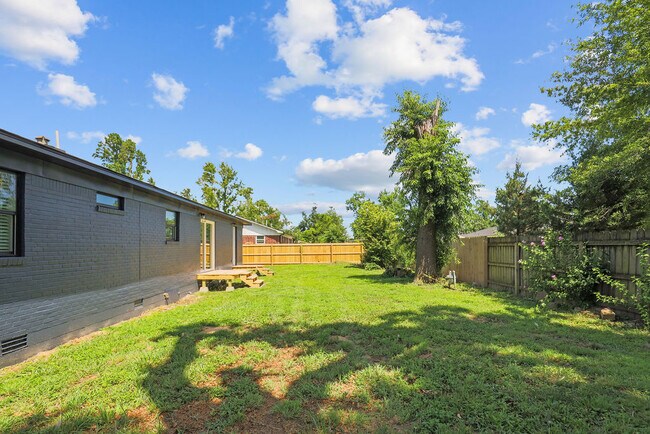Building Photo - 809 Carson Dr