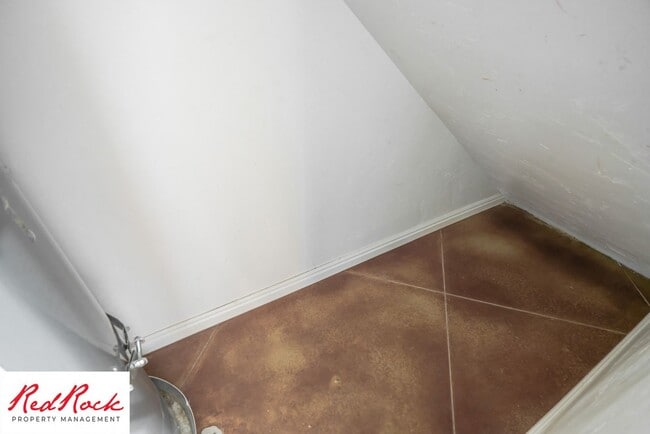 Building Photo - End Unit, DOG-FRIENDLY 3 Bedroom Townhome ...