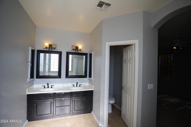 Building Photo - 2840 S Miller Dr